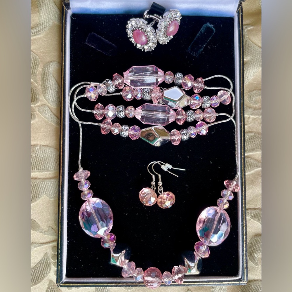 LIKE NEW! 💗 Glass Bead Neckkace, Earrings & Cufflinks!